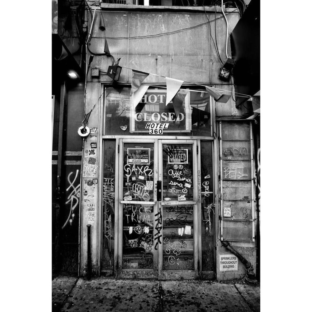Penmanphoto's tweet photo. Hotel on 42nd Street in New York City, USA. Shot on a Leica SL . Copyright Phil Penman .
.
.
.
.
.
.
.
.
.
.
#bnw_society #icp #bnw_captures #leica #leicacamerausa #leicastoremiami #newyorkers #america #bnw_captures #bnwphotography #digitalsilverimaging… https://t.co/iLuONzV3wX https://t.co/HLX2O0Dv6M