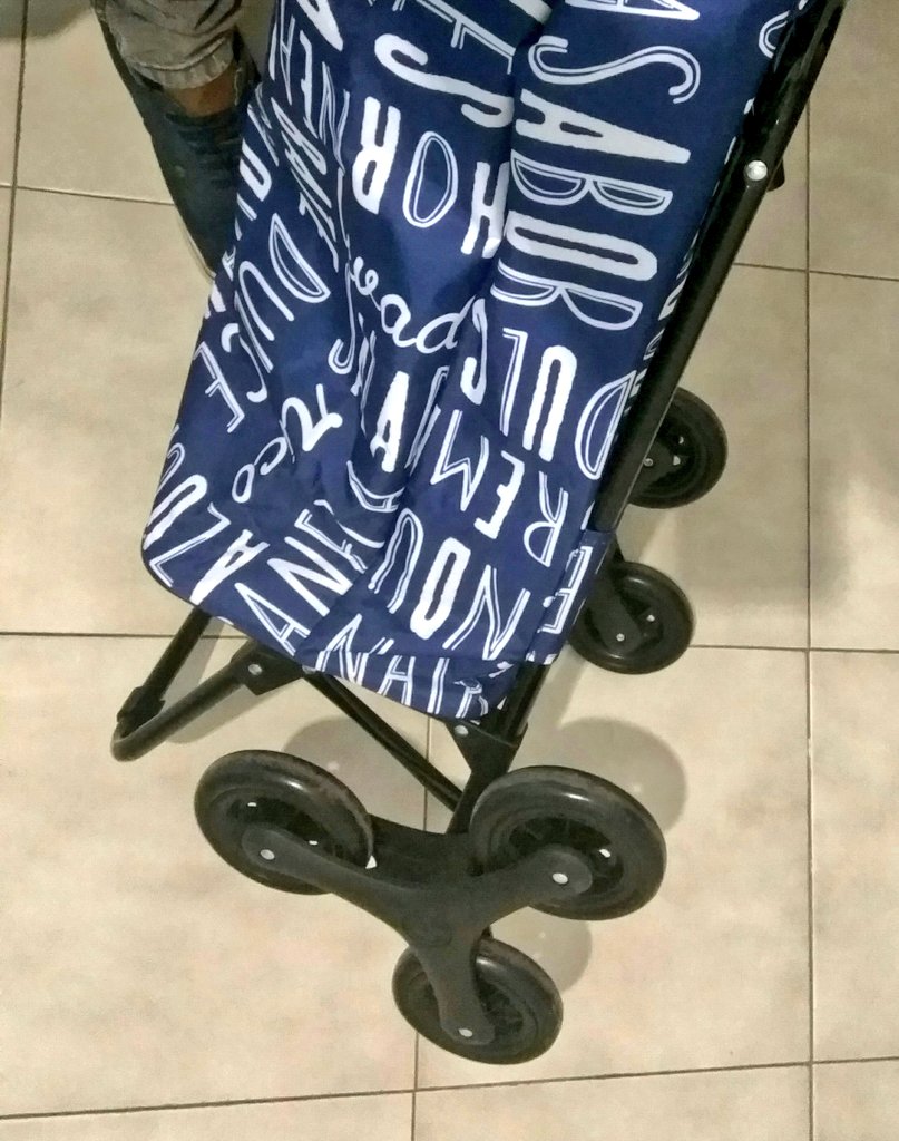 TheOliSR's tweet photo. El carrito de la compra de mi abuela tiene fidget spinners como ruedas. 
Abuela, eso es muy 2017 https://t.co/1KlKBLyjIX