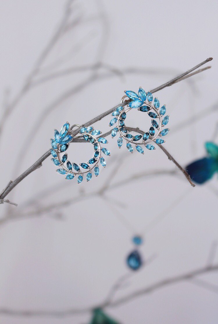DavidroseStudio's tweet photo. Perch these wreath shaped beauties on your ears for the perfect winter look ❄️
Our Wreath Earrings feature #WhiteGold #BlueTopaz &amp; #LondonBlueTopaz 💎 #DavidroseStudio #Bermuda https://t.co/bO4uWuev5f