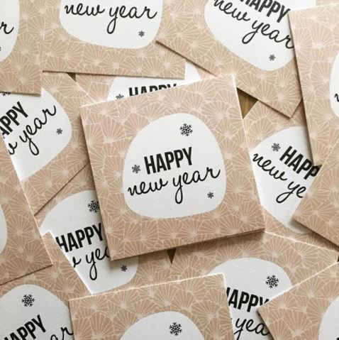 Bonne année à tous! Une nouvelle surprise vous attend ce mois-ci ✨ Pour toutes commandes personnalisées du 01 janvier au 31 janvier 2018, votre carte de voeux offerte à envoyer à vos proches #BonneAnnee2018 #NouvelleAnnee #cadeaux #Voeux