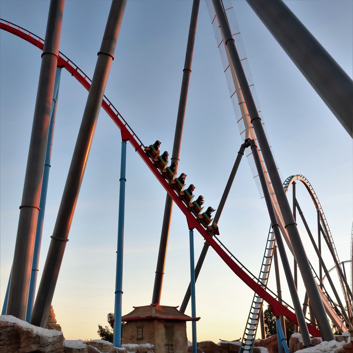 pafans's tweet photo. Esta es la primera bajada del Dragon Khan de 49 metros donde alcanzas los 110 kilómetros por hora 🎢
#dragonkhan #rollercoaster #PortAventuraWorld #portaventura #pafan https://t.co/niwLQghV93