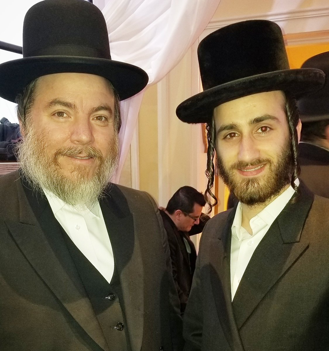 wow! after doing Badchunes for over 4 years, I finally got to meet the מלך הבדחנים the composer and singer Pinky Weber. always good to listen and learn from the super stars. give a like to support the Badchunim😃😃 #simcha #badchen #mitzvahtantz #achdes
