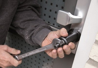 Bescherm je woning tegen cilindertrekken. Hierbij trekt de inbreker de cilinder uit het slot door er een schroef in te draaien en mechanisch druk op te bouwen. Check ook andere inbraaktechnieken en wat je ertegen kunt doen bit.ly/2vFQzg6