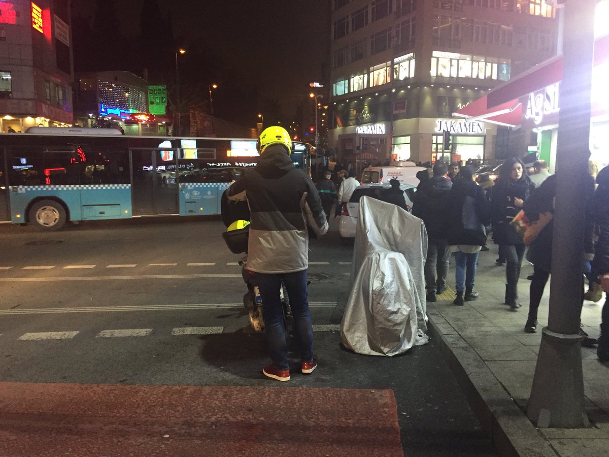 Peki bu kameralar yaya geçidine parketmis bu motosikletleri görüyor mu acaba? Trafik ışık no: 22-015 <a href="/BEDASDestek/">BEDASDestek</a> <a href="/sislibelediyesi/">Şişli Belediyesi</a>