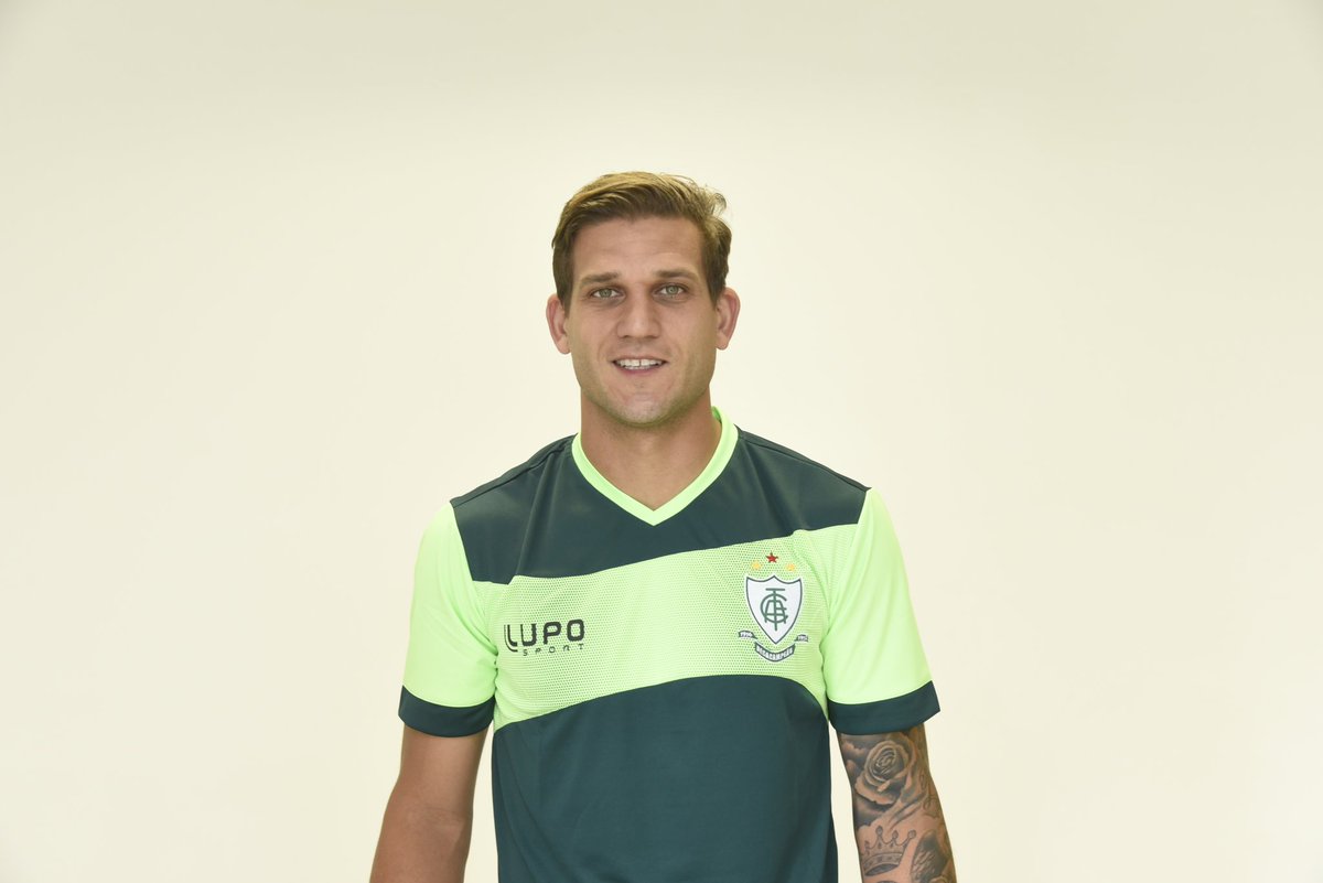 Hoje se inicia uma nova etapa na minha carreira, vestindo a camisa do @americamg. Estou muito feliz por representar um dos clubes mais tradicionais do país, centenário e vitorioso! #PraCimaDelesCoelhão