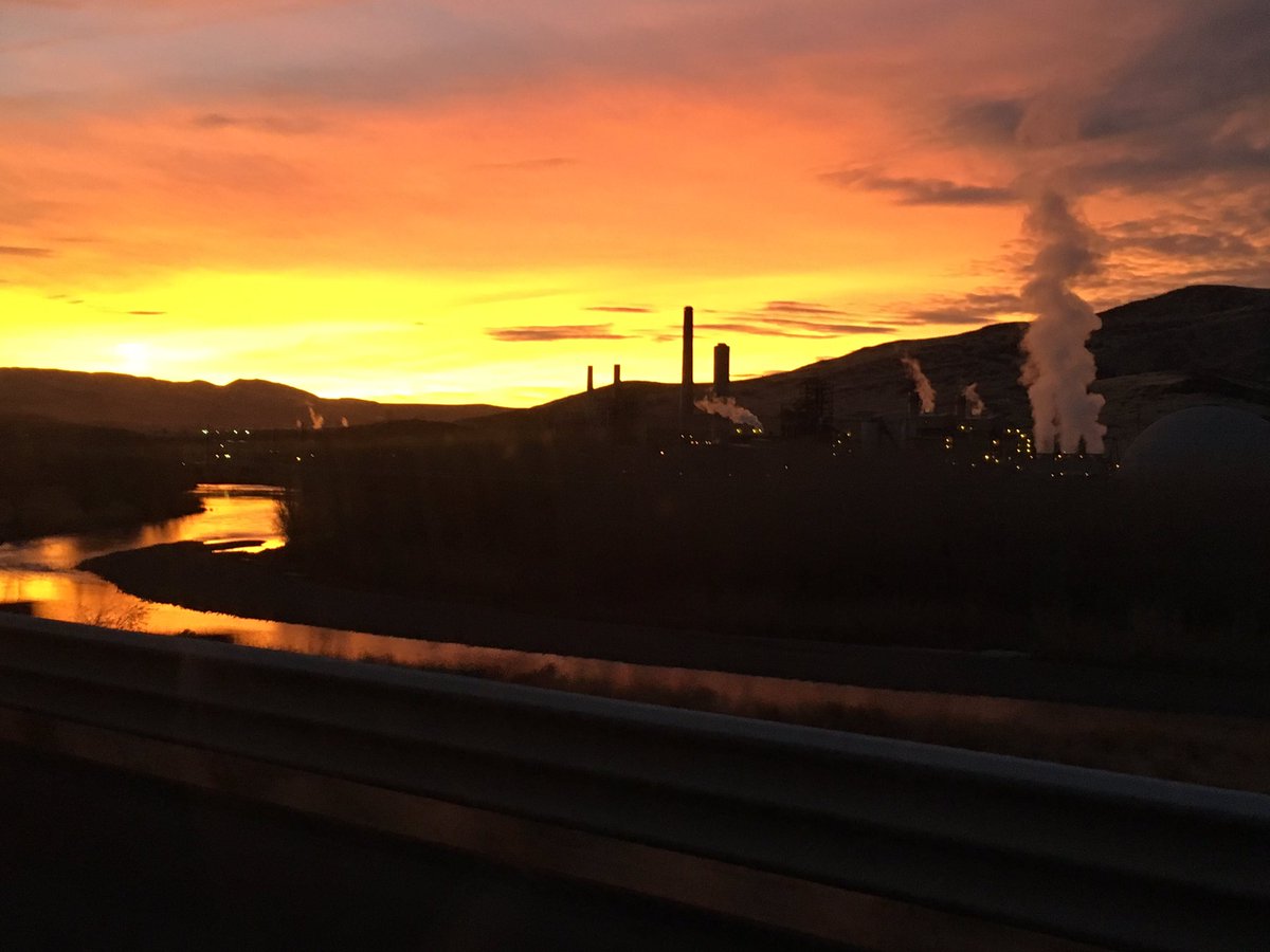 abbyrey29's tweet photo. Pretty sunrise somewhere between Reno and Fernley. #nofilter https://t.co/rzrLKxshsF