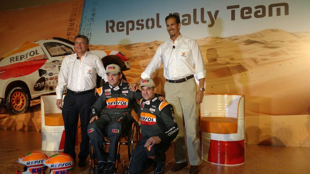 box_repsol's tweet photo. Isidre subraya que el mundo del motor es el mejor ejemplo del deporte inclusivo. Txema Villalobos se muestra optimista y confía en hacer un buen papel.
#RepsolRallyTeam
#LubricantesRepsol https://t.co/Jns0NrFO2b