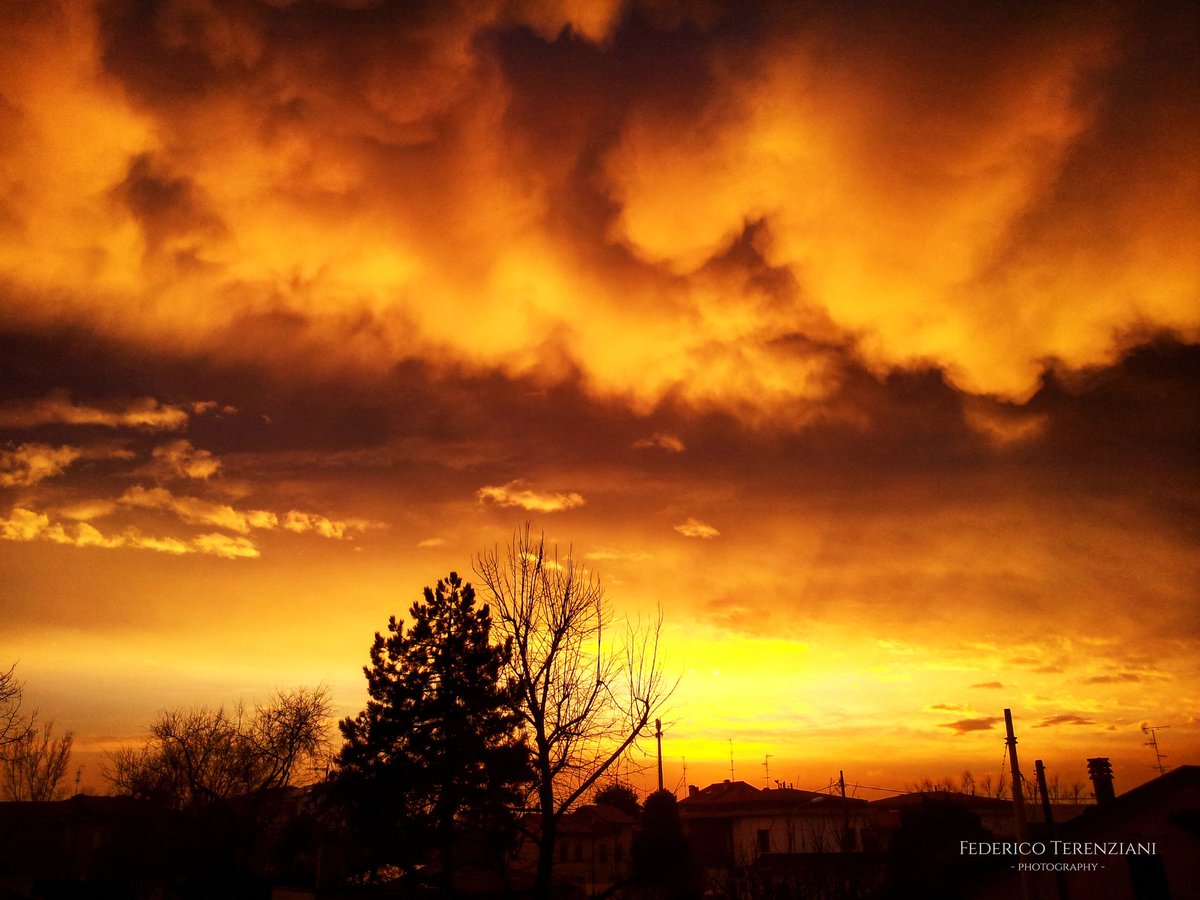 First 2018 Sunset from North Italy..
#StormHour #ThePhotoHour #clouds #sunset #photography #myphoto