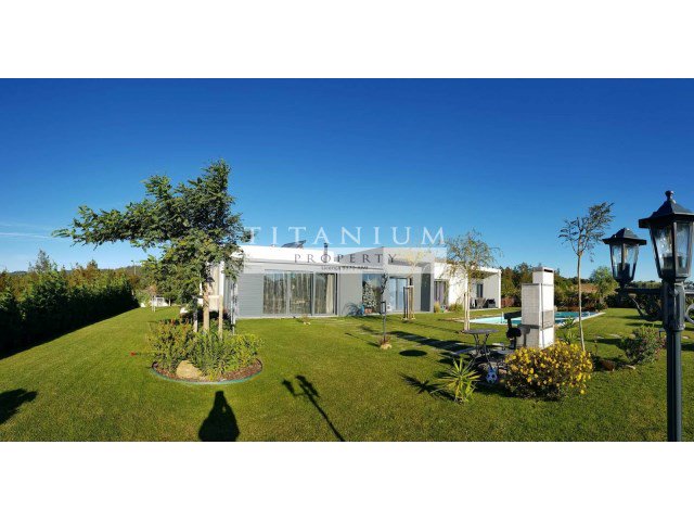 Excellent 3 bedroom villa in plot of 4000m, with possibility of extra construction for V5 (5 bedrooms).

titanium-property.com/imovel/moradia…