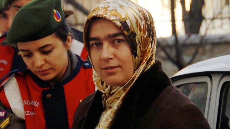 FeminAmfi's tweet photo. #NevinYıldırım'ın bugün görülen davasında savcı,  avukatların tahliye talebini reddederek  müebbet kararının devamını istedi.
Erkek adalet değil, gerçek adalet!
#BenDeNEVİN https://t.co/WL9PNbmcnV