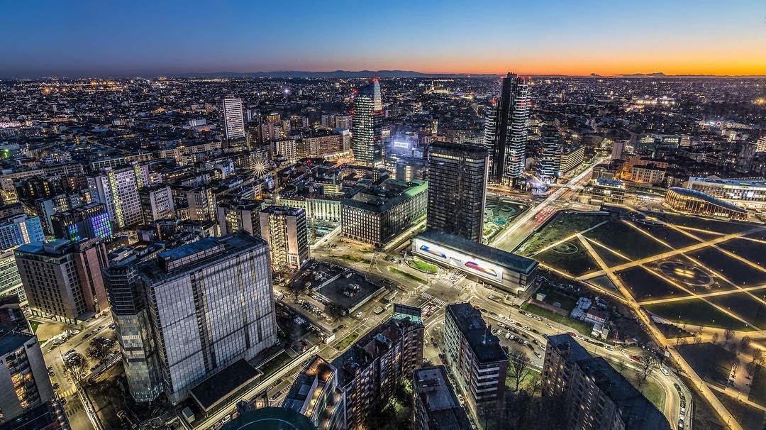 turismomilano's tweet photo. #LAVOSTRAMILANO
Non è spettacolare #Milano da qui? IG/ludovico.balena_ ha scattato questa bellissima foto dall’alto di Palazzo Lombardia. Ogni domenica, dal Belvedere del 39° piano a ben 160 metri di altezza, potrete godervi una vista mozzafiato!
>> https://t.co/sdRIV9CTy1 https://t.co/f9qah3y8nJ