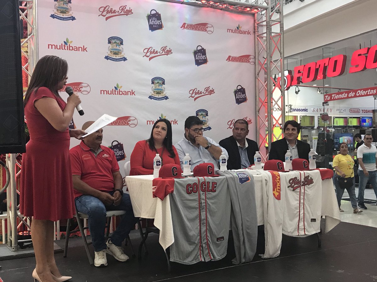 Empieza la conferencia de prensa con <a href="/CastaliaPascual/">Castalia Pascual F.</a> maestra de de ceremonia. @aprobeisco87 y la Liga Provincial de Béisbol de Coclé, dando detalles de la participación del equipo en el torneo juvenil.