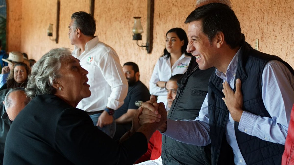 micasrey's tweet photo. Cada encuentro significa también un aprendizaje que me ayuda a mejorar como persona, recolectando consejos y anhelos de aquellos que quieren ver al PRI unido, fuerte y haciendo de Jalisco el mejor lugar para nuestras familias. https://t.co/7adueMHfls