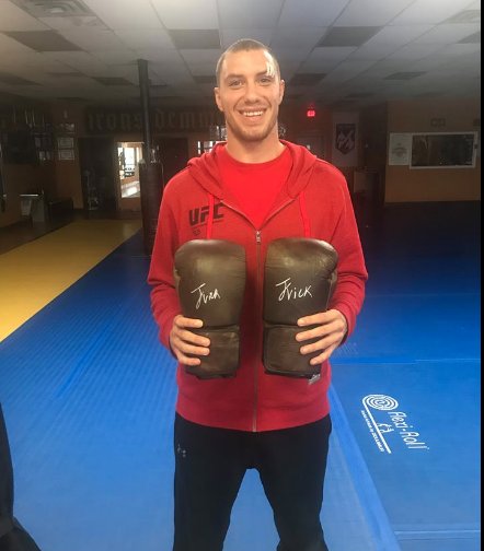 Striketec's tweet image. Picking a winner for some autographed @JamesVickMMA gloves today.  Retweet if you want them! #UFC #JAMESVICK
