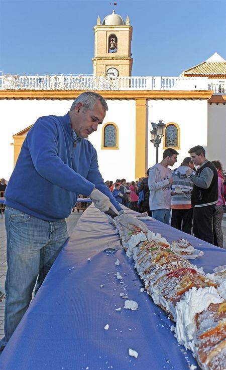 Un roscón de Reyes de más de 100 metros recaudará fondos para los más desfavorecidos en Huétor Tájar
<a href="/AytoHuetorTajar/">Ayto de Huétor Tájar</a> <a href="/CaritasGranada/">@caritasgranada</a> 
granadaesnoticia.com/roscon-reyes-m…
