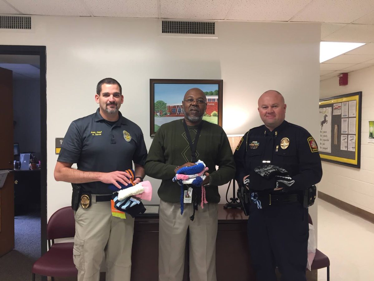 ClintonPolice1's tweet photo. With the partnership with Hickory Grove Baptist Church of Clinton, #CPD1 is able to give out winter items (hats, gloves, socks) to the Clinton City Schools’ students. Special thanks to Clinton City Schools and Dogwood Circle Head Start for helping. #Greatercommunity #staywarm https://t.co/2cy5wN6Jue