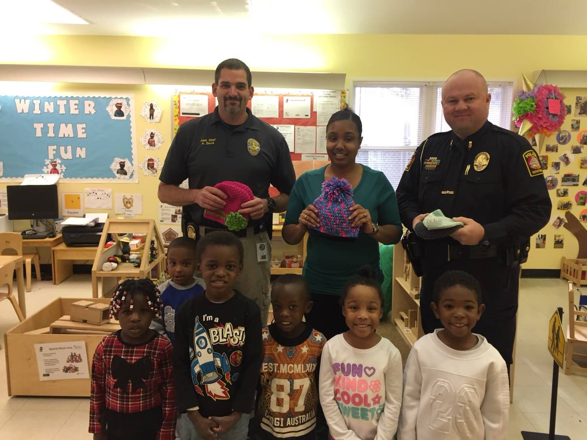 ClintonPolice1's tweet photo. With the partnership with Hickory Grove Baptist Church of Clinton, #CPD1 is able to give out winter items (hats, gloves, socks) to the Clinton City Schools’ students. Special thanks to Clinton City Schools and Dogwood Circle Head Start for helping. #Greatercommunity #staywarm https://t.co/2cy5wN6Jue