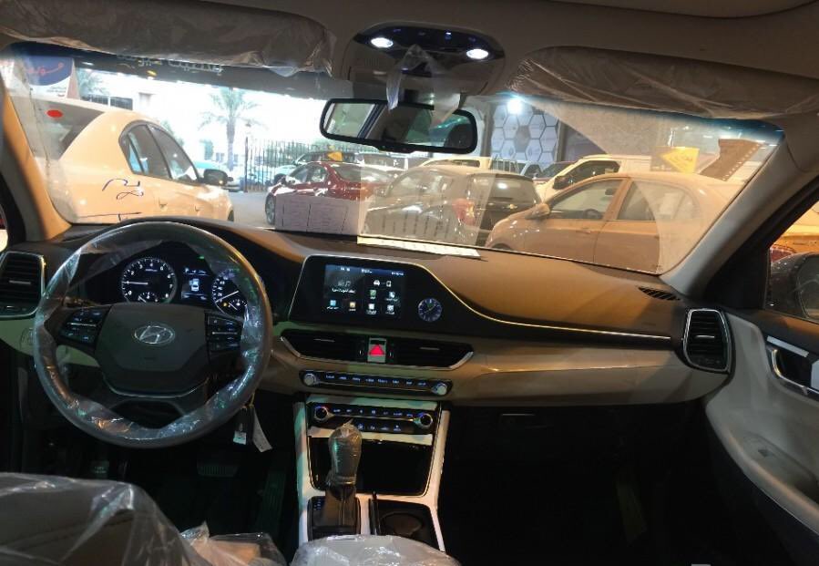 ClassCar1's tweet photo. هونداي ازيرا 2018بانوراما الوعلان 
الالوان المتوفرة  (بني _ابيض _كحلي)
السعر :97000 ريال بطاقة جمركية )السعر لايشمل رسوم التسجيل و التأمين 
(السعر لايشمل القيمه المضافه )
#الراتب_مايكفي_الحاجه5 
#حمله_تبليك_المشاهير1 
#نشتري_اسهم_مصرف_الريان٤ 
#الرياض #جده #مكه #هونداي #الدمام https://t.co/Nonfjqrjnn