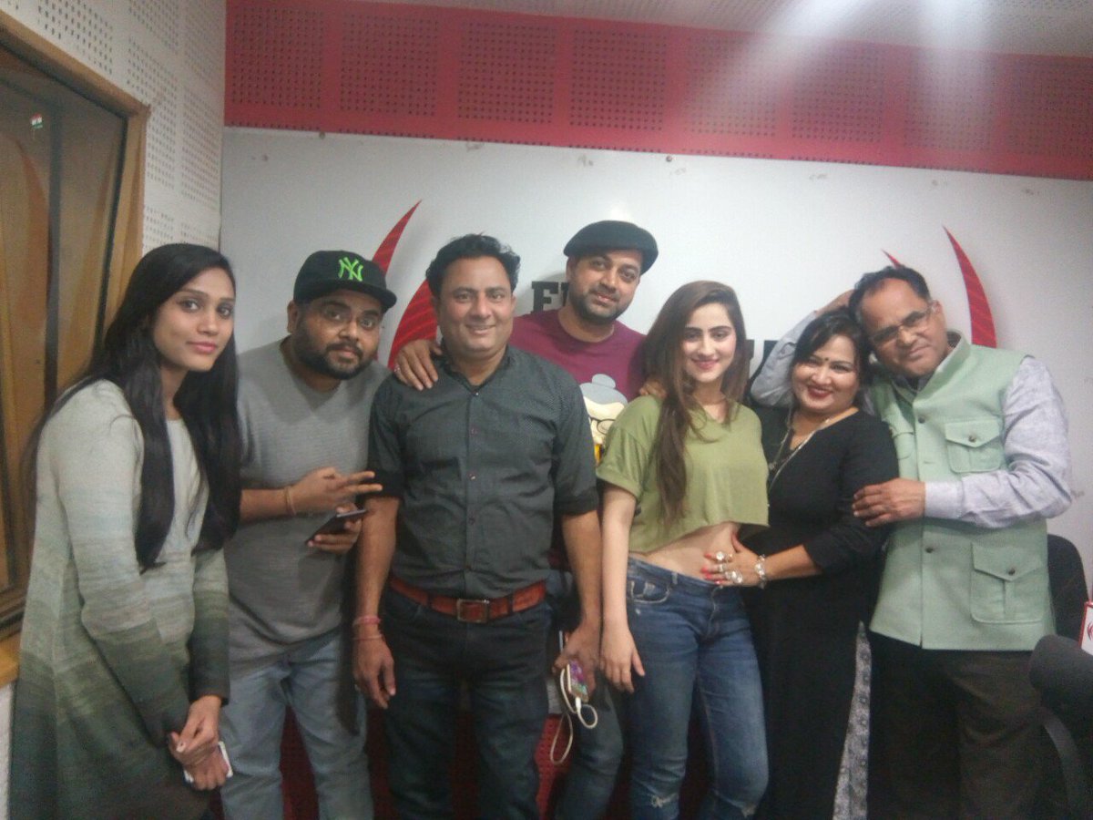 fm_tadka's tweet photo. The starcast of #KabaddiTheFilm visited FM TADKA today.

Naye saal ki shuruwat kuch naye se kare... 
#Kabaddi movie apke nazdiki cinema halls mai. 

Taarik yaad rakhna - 5th January 2018.

#FMTadka #SoundsGood #DianaKhan #AadilSharma #SPNimbawat https://t.co/fTZHLBhPez