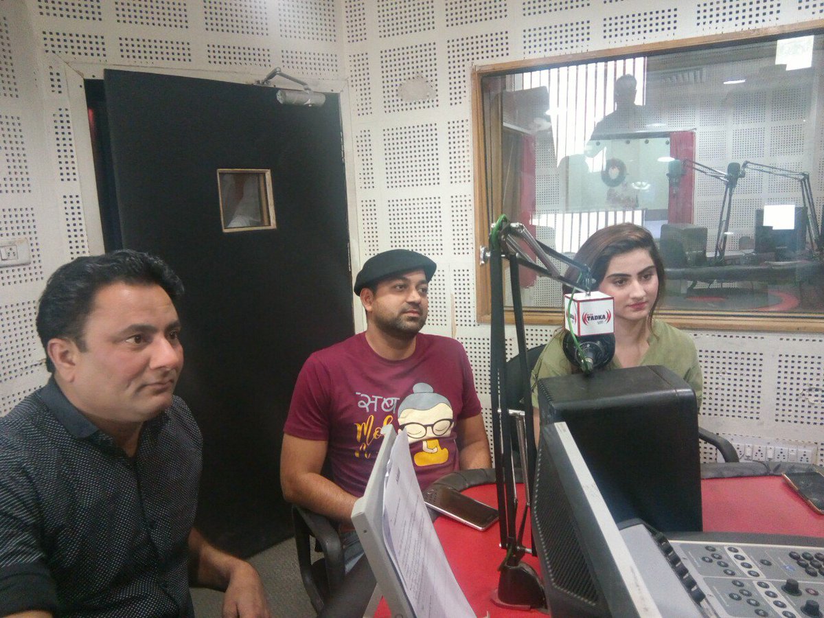 fm_tadka's tweet photo. The starcast of #KabaddiTheFilm visited FM TADKA today.

Naye saal ki shuruwat kuch naye se kare... 
#Kabaddi movie apke nazdiki cinema halls mai. 

Taarik yaad rakhna - 5th January 2018.

#FMTadka #SoundsGood #DianaKhan #AadilSharma #SPNimbawat https://t.co/fTZHLBhPez
