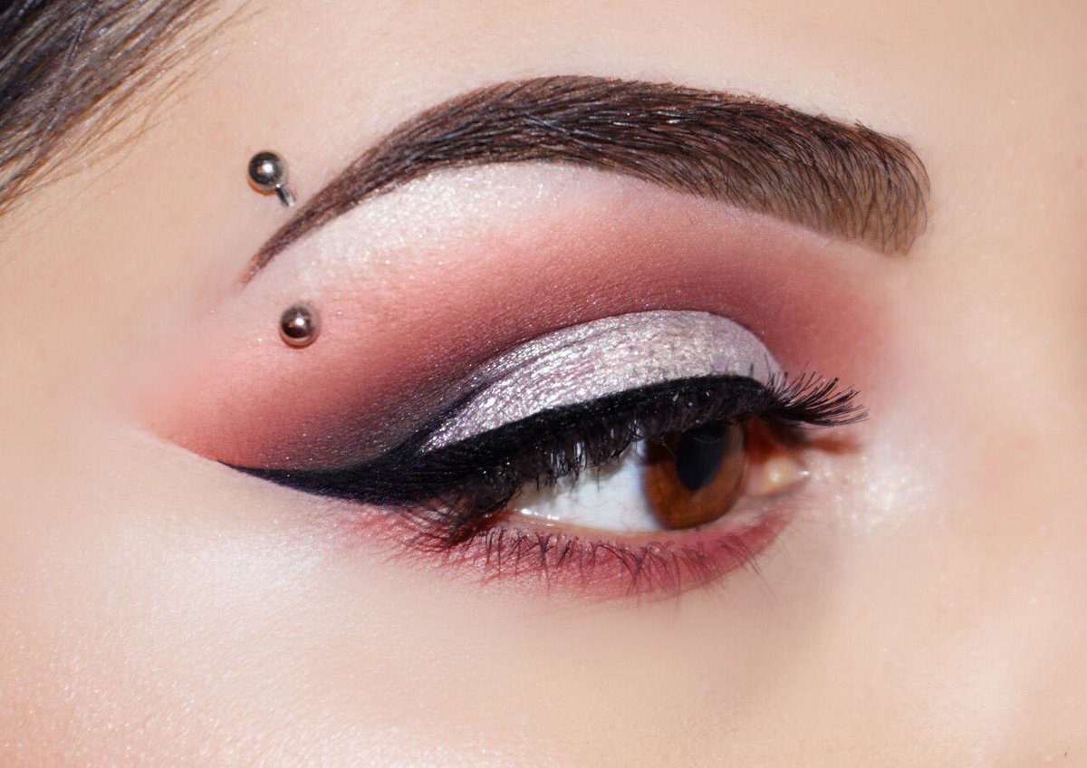 Mis ojitos para comenzar el 2018 🥂
Productos utilizados:
<a href="/nyxcosmetics/">NYX Pro Makeup US</a>
Perfect Filter Palette, Lingerie Eye Tint Fame &amp; Fortune
<a href="/bhcosmetics/">BH Cosmetics</a> 
Zodiac Palette 
<a href="/MaybellineChile/">Maybelline Chile</a> 
Gel Eyeliner Eyestudio
<a href="/RedCherryLashes/">Red Cherry Lashes</a> 
Pestañas postizas N415 
#makeupartist #mua #makeup