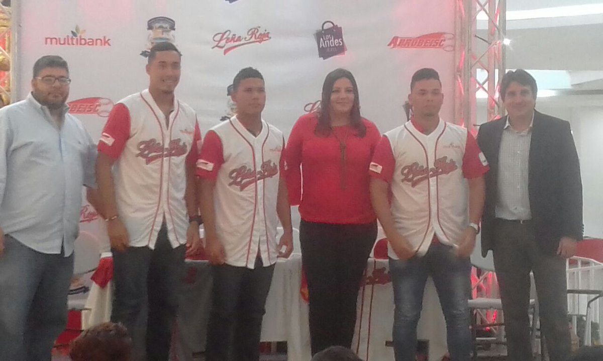 Entrega del uniforme de la novena de Coclé con miras al Campeonato de Béisbol Juvenil 2018. #BeisSertv <a href="/SertvDeportes/">SertvDeportes 🇵🇦</a> <a href="/leoalvarado25/">RESISTENCIA</a> <a href="/lemojimenez/">LEMOJIMÉNEZ_PTY</a> @aprobeisco87 <a href="/AngelValdes507/">Angel Valdes</a>