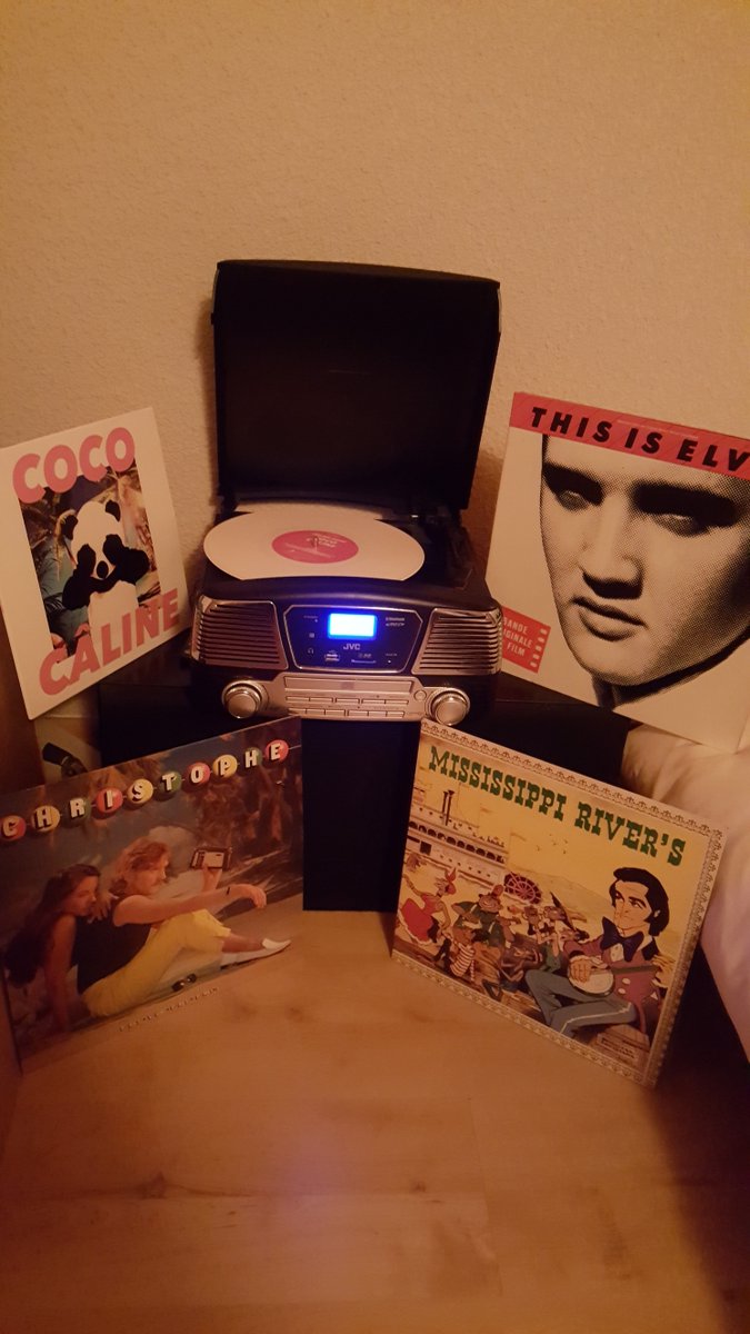 DanielleSpigai's tweet photo. @jdoreofficiel  Joli cadeau de ma grande fille Julie : platine pour lire coco caline 🐼 ainsi que tous mes anciens vinyles dont certains te parleront 🎶🎼🎤et qui vont avoir une seconde vie . https://t.co/KdAkWYCmfa