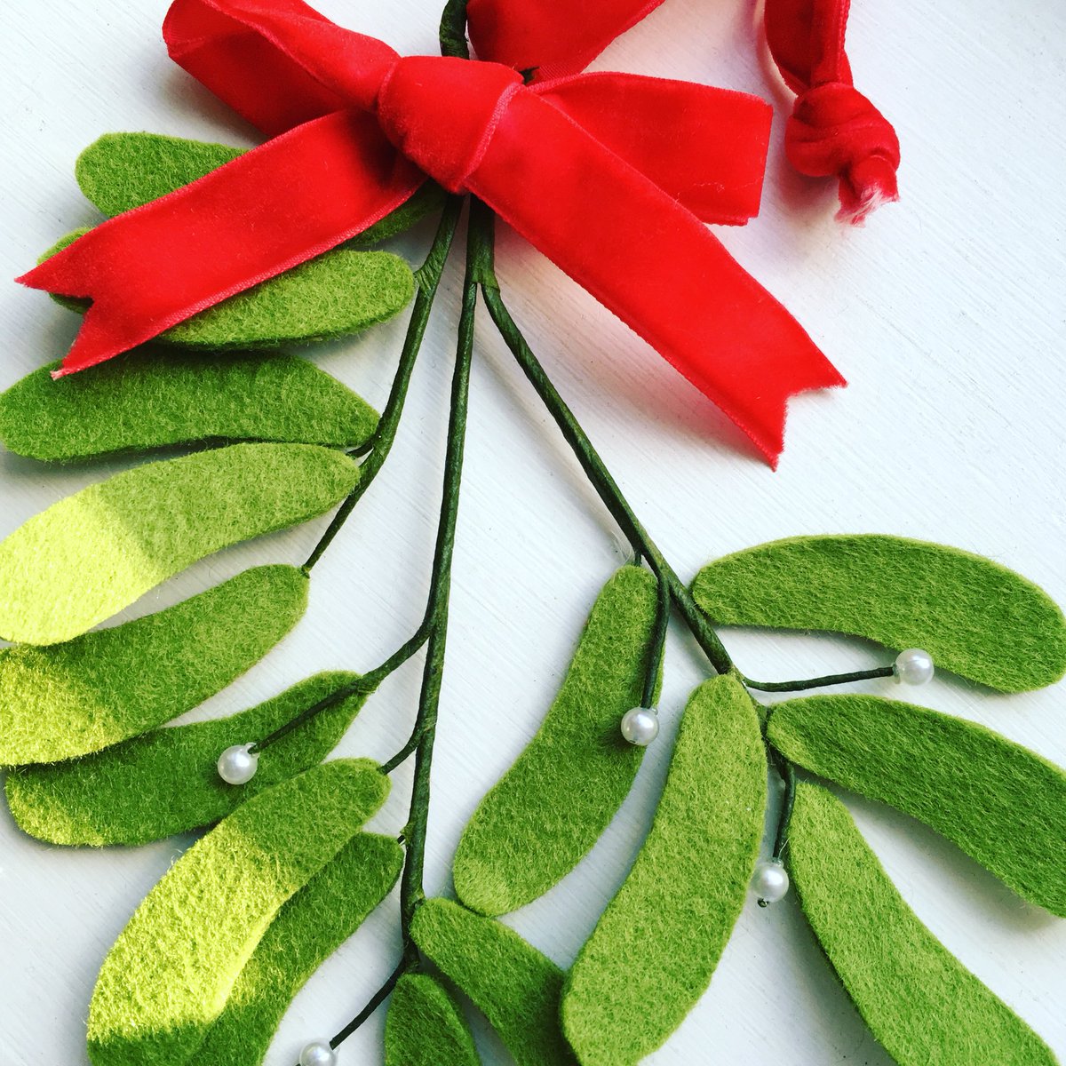 woollymemories's tweet photo. Happy Wednesday all! We’ve been UN-decorating the house this morning. Everything looks so bare...and dusty, whoops 😬🙈 #mistletoe #lastofthedecorations #undecorating #takingthetreedown #newyear #happynewyear #busy #backtoschool #homelife #mumlife https://t.co/7MwUtohO3M