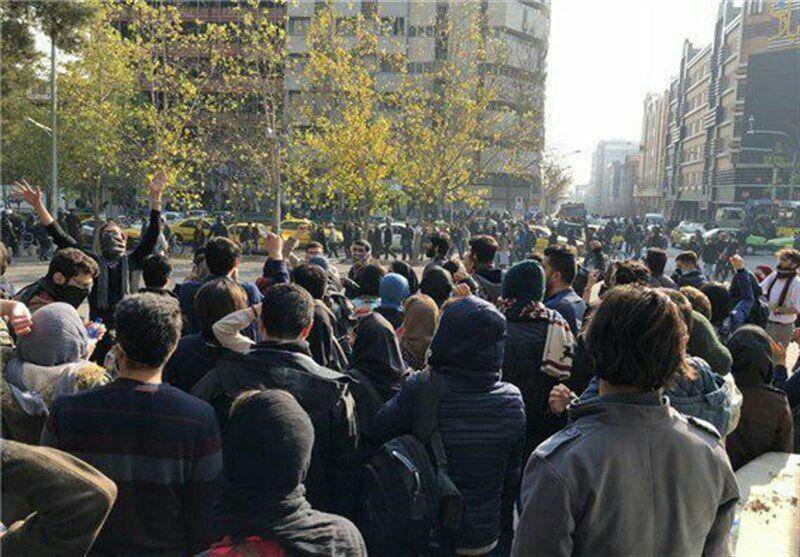 HoAbedini's tweet image. Day 7 of #Iranprotests in #Tehran  massive gathering of protesters in Enghelab  (revolution) square people preparing for a massive demonstration tonight against the mullahs religious dictatorship #FreeIran #Regimechange