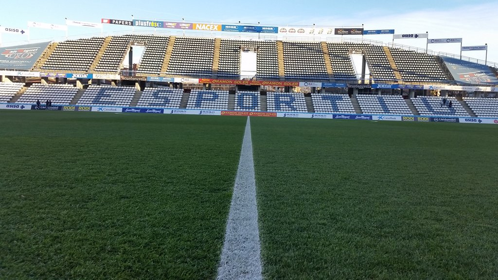 royalverd's tweet photo. Césped preparado en el Camp d'Esports para el @Lleida_Esportiu  vs @Atleti https://t.co/7YKm6VTcxm