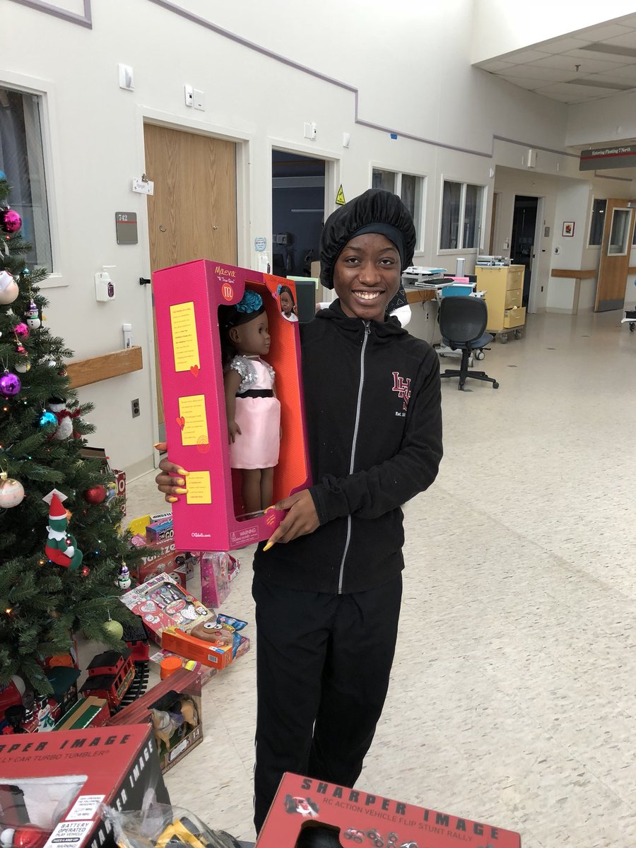 enduretocure's tweet photo. While we were postponed a day due to a Christmas morning snowstorm in Boston, we visited Floating Hospital for Children at Tufts Medical Center to hand out holiday gifts to kids in cancer treatment and their families. So many smiles. Thank you, donors &amp; #TeamE2C members! https://t.co/PWVV2B16AS