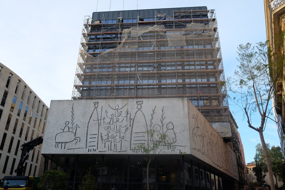 COACatalunya's tweet photo. 👉 El 2018 el comencem carregats de #RenovacióUrbana

🏗️ En marxa el desmuntatge de la bastida que descobrirà la nova façana del COAC, projecte a càrrec de Fuses-Viader Arquitectes SLP, Jorge Perea i Jordi Mansilla https://t.co/2btecZVP1b