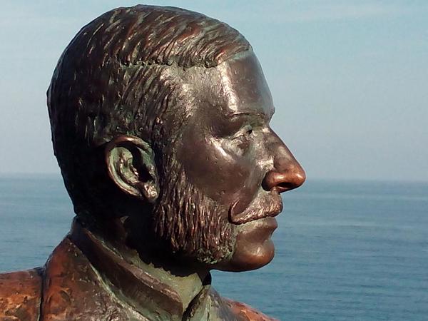 Creo que no les mencioné que mi Secretario por fin pudo reunirse conmigo en el Balcón de Europa. Fue un momento harto emotivo, aunque pasó desapercibido tal hecho