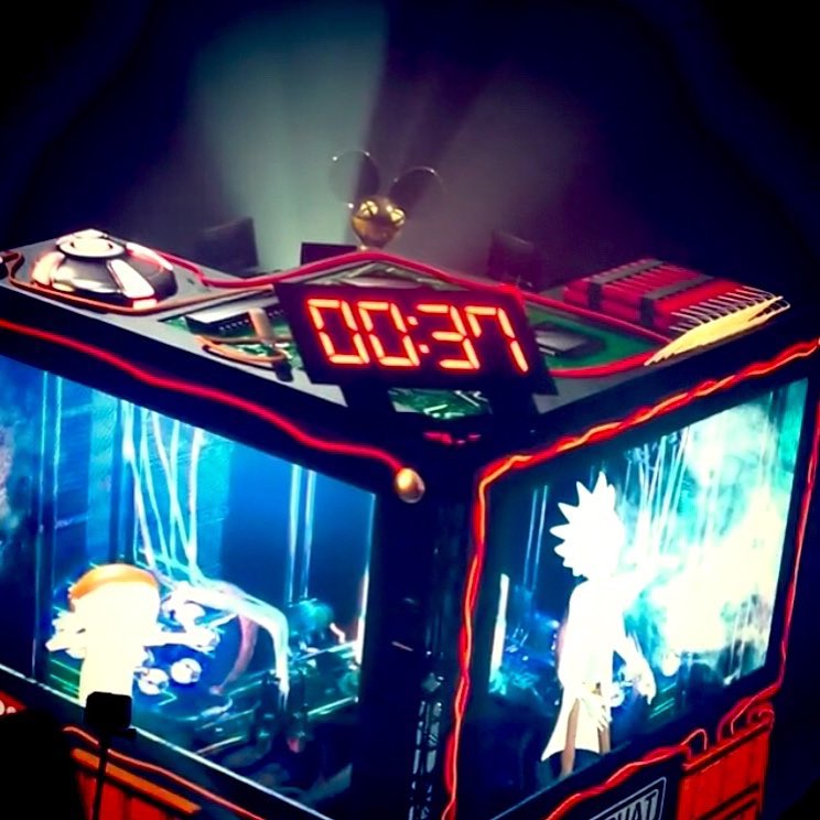 mau5trap's tweet image. the only way to bring in 2018 ✌🏽