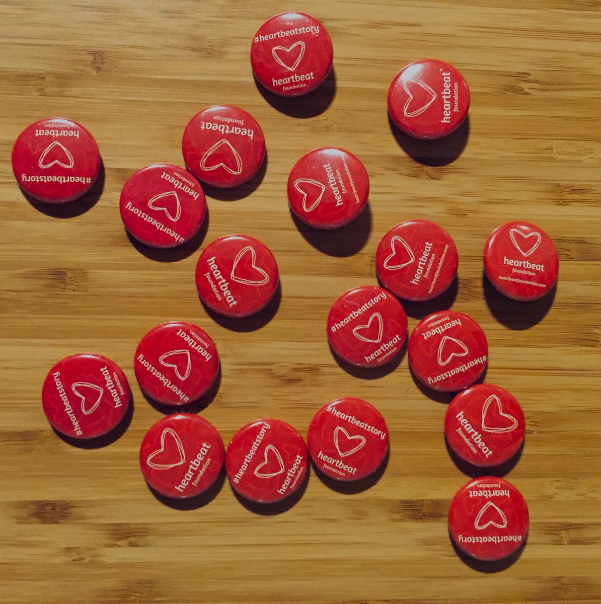 Heartbeatfund's tweet photo. Wir haben mehr rote Button am Schreibtisch als #Trump und #KimJongUn zusammen! Und diese bewirken sogar was Gutes! #buttongegenspenden #buttonwar https://t.co/KLOiI9p6Fq