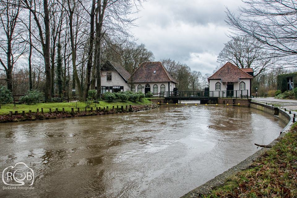 NelSchellekens's tweet photo. Hoogwater vandaag 😀#storm : alderbastend veel energie 💦
#groenestroom #werkenopwaterenergie #watermolen #groenkeukenwerk #Winterswijk #Achterhoek 😍💪👍top 📷@RobbieJWB https://t.co/Dc8yvp8iGM