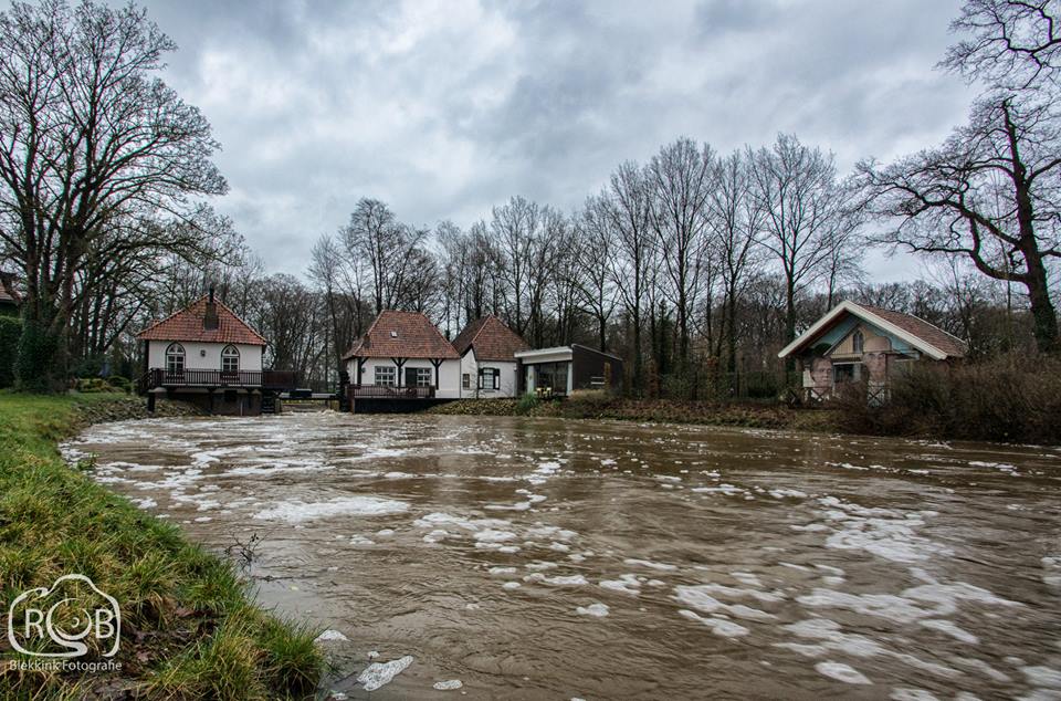NelSchellekens's tweet photo. Hoogwater vandaag 😀#storm : alderbastend veel energie 💦
#groenestroom #werkenopwaterenergie #watermolen #groenkeukenwerk #Winterswijk #Achterhoek 😍💪👍top 📷@RobbieJWB https://t.co/Dc8yvp8iGM