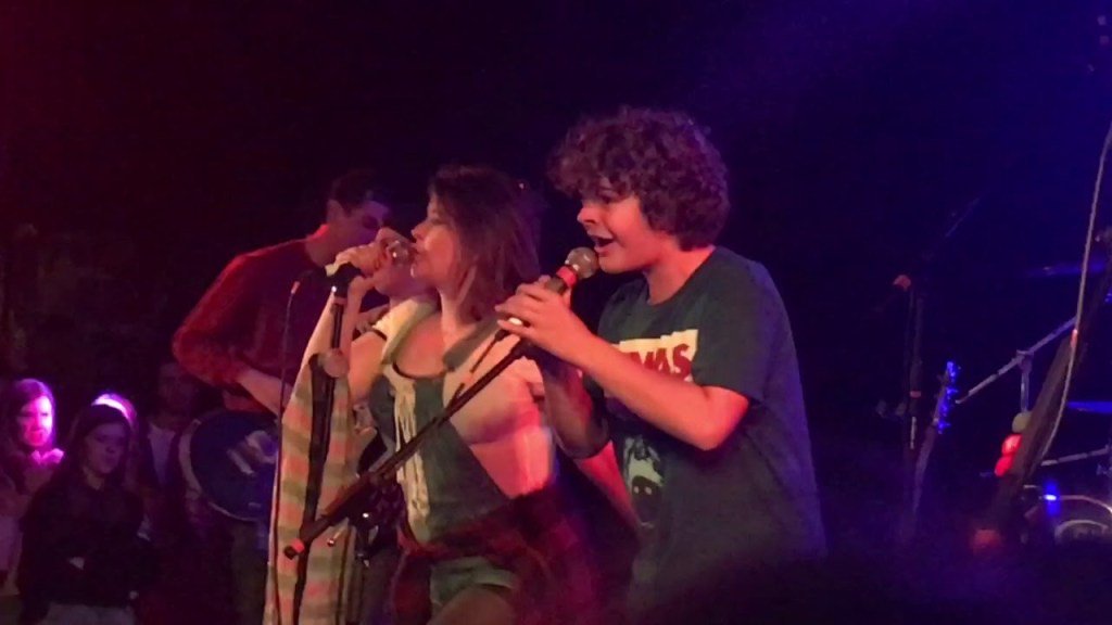 CiFUTuite's tweet photo. Gaten Matarazzo | Ator arrasa nos covers de Foo Fighters, Paramore e Fall Out Boy https://t.co/bCR2UlqmsP https://t.co/CEGZGRh9Fw