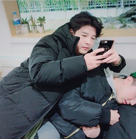 shinshin_wings's tweet photo. ✨180103 || تحديث daily_sd في الانستغرام مع شيندونغ :
#شركة_انتاج_ولالا #طاقم_ولالا #المخرج_شيندونغ #سوبرشو7
✨180103 || daily_sd IG Update :
#walalaProduction #walalaCrew #shindongDirector #superShow7 https://t.co/H5MIIoQgjC