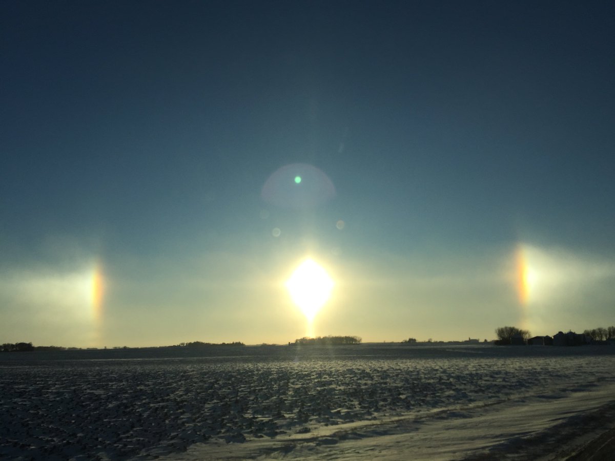 MarkWickersham1's tweet photo. A little chilly in Minnesota today. Check out the sun dogs. https://t.co/9ScQES7KmV