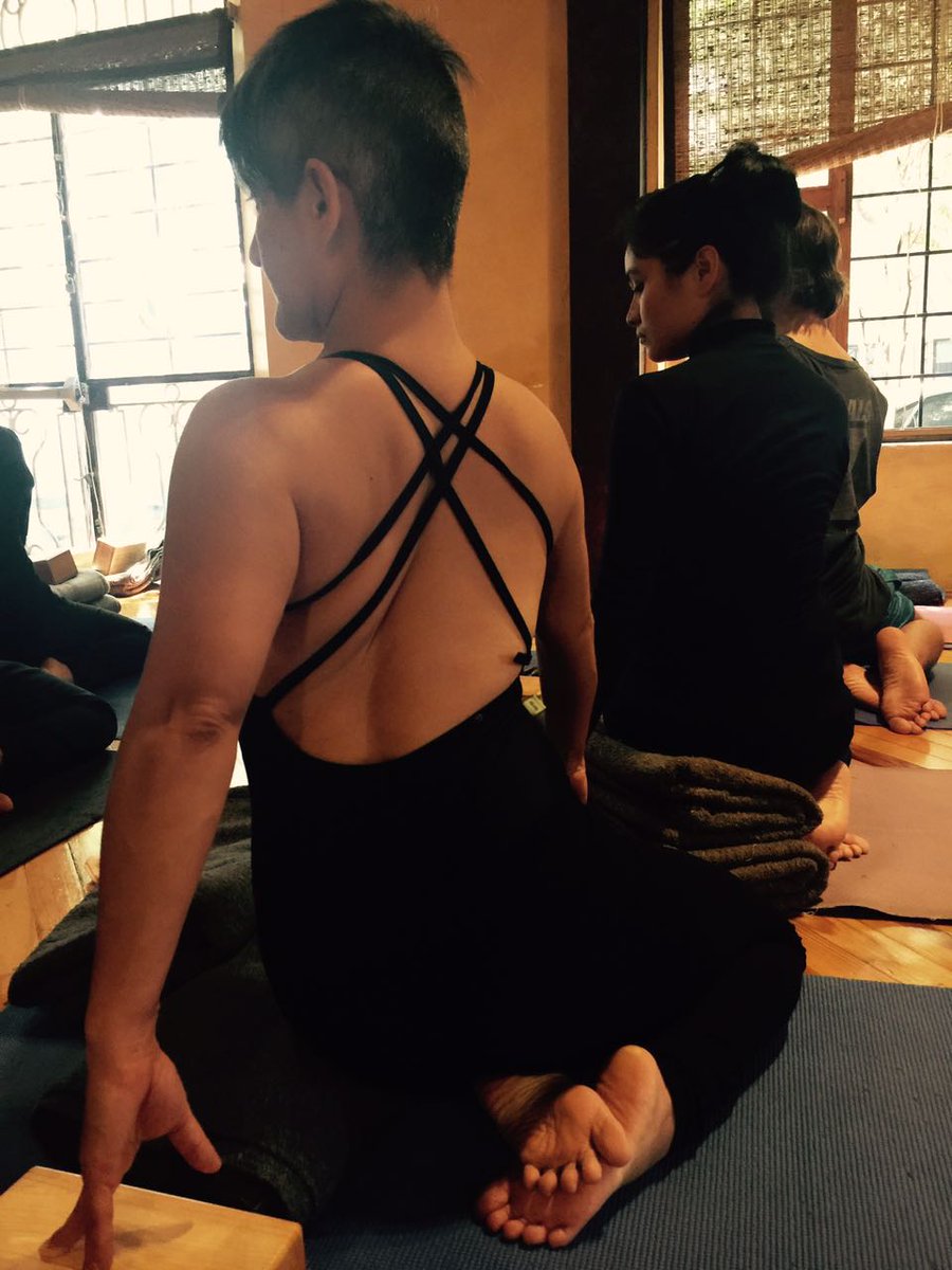 Muevete con suavidad en Yoga y en la vida; abandona esa camisa de fuerza que te hace pelear contigo mismo #Florece #Siente #Comparte