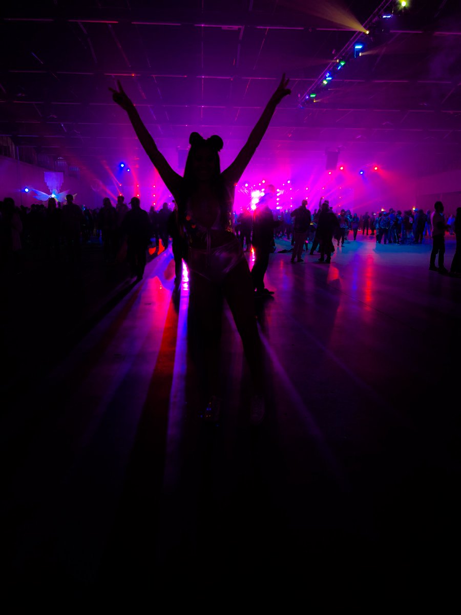 xo_meems's tweet photo. Baddies 💜 #LAN2017 👽✨ @LightsAllNight @TexasEDMFamily @DallasRagers @DallasEDMFamily https://t.co/ftjGBlZaah