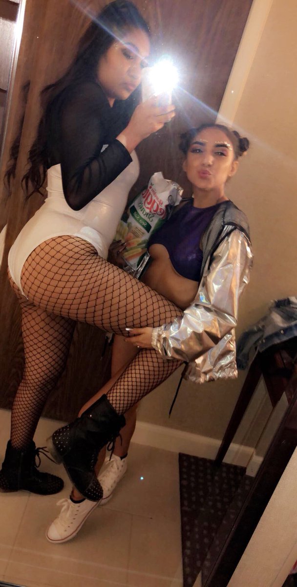 xo_meems's tweet photo. Baddies 💜 #LAN2017 👽✨ @LightsAllNight @TexasEDMFamily @DallasRagers @DallasEDMFamily https://t.co/ftjGBlZaah