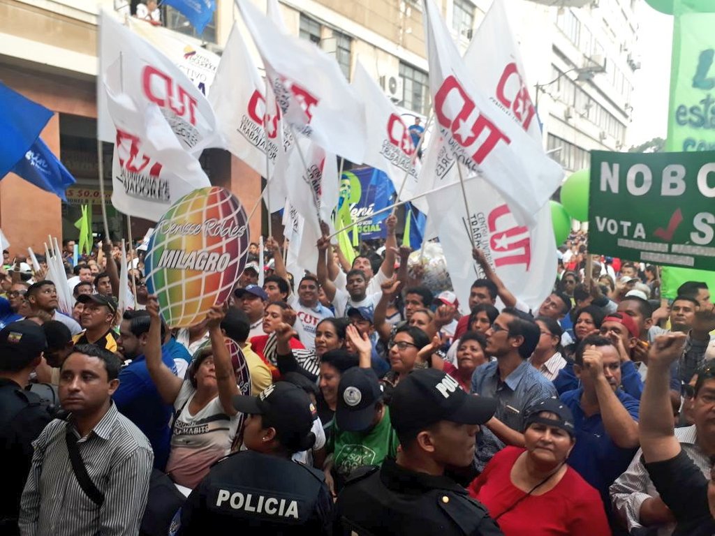 cut_guayas's tweet photo. @EcuadorCut respaldando la #ConsultaPopular2018, Hoy masiva concentración por el lanzamiento de campaña por el #SÍ #LaconsultaVa @Lenin @marialevicuna @GomezlRichard @ChicaViteri https://t.co/o7prmEWRLE