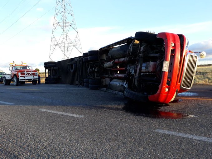 Van 4 trailers derribados por fuertes vientos en tramo la venta-la Ventosa