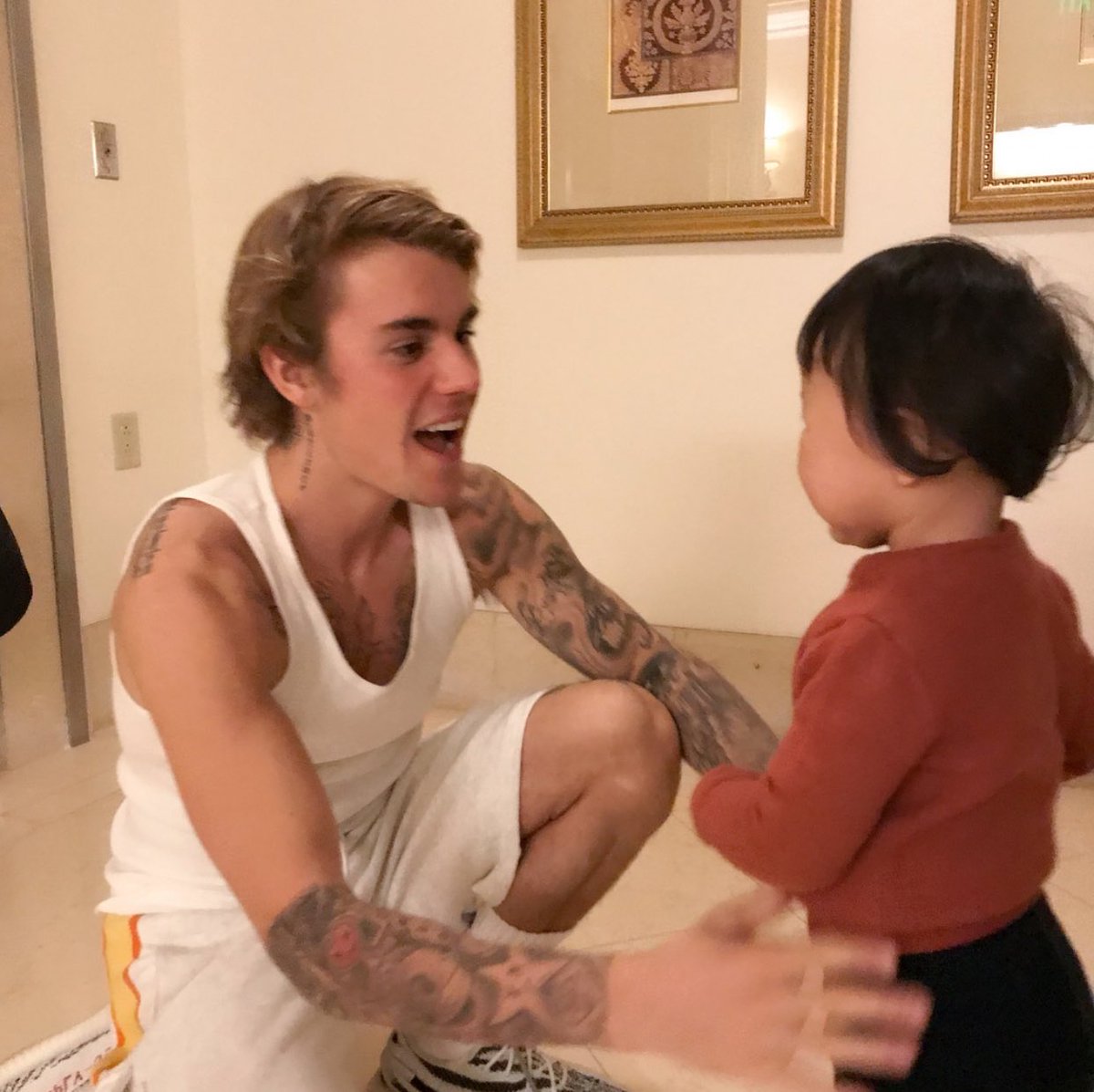 biebahstuff's tweet image. STOP GIVING HIM BABIES. IT‘S THE THIRD DAY OF 2018 AND IM ALREADY DYING