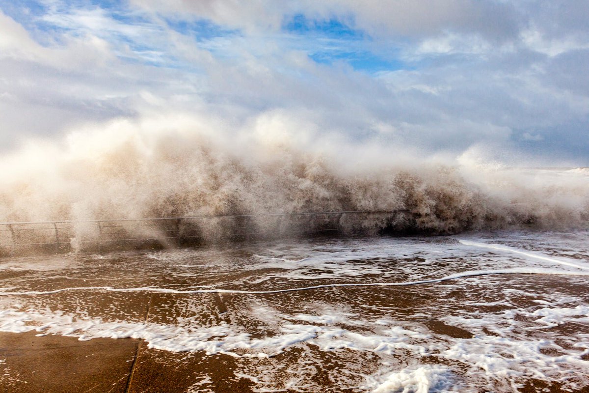 yannickdixon's tweet photo. Huge waves on #Blackpool promenade as #StormEleanor sweeps across the UK #Photography #POTW #StormHour #ThePhotoHour #WeatherWatchers https://t.co/dYFZIUP9Pn