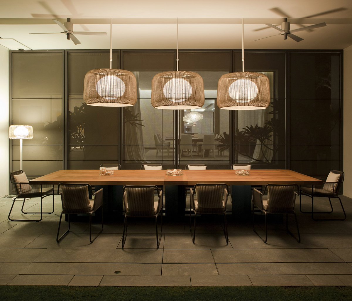 Another example of the Fora's versatility. Although it was designed to illuminate outdoor spaces, it's perfect to create cozy indoors too! bover.es/en/project/sin…

Photo: Leonardo Fernández
Project: GCA Architects