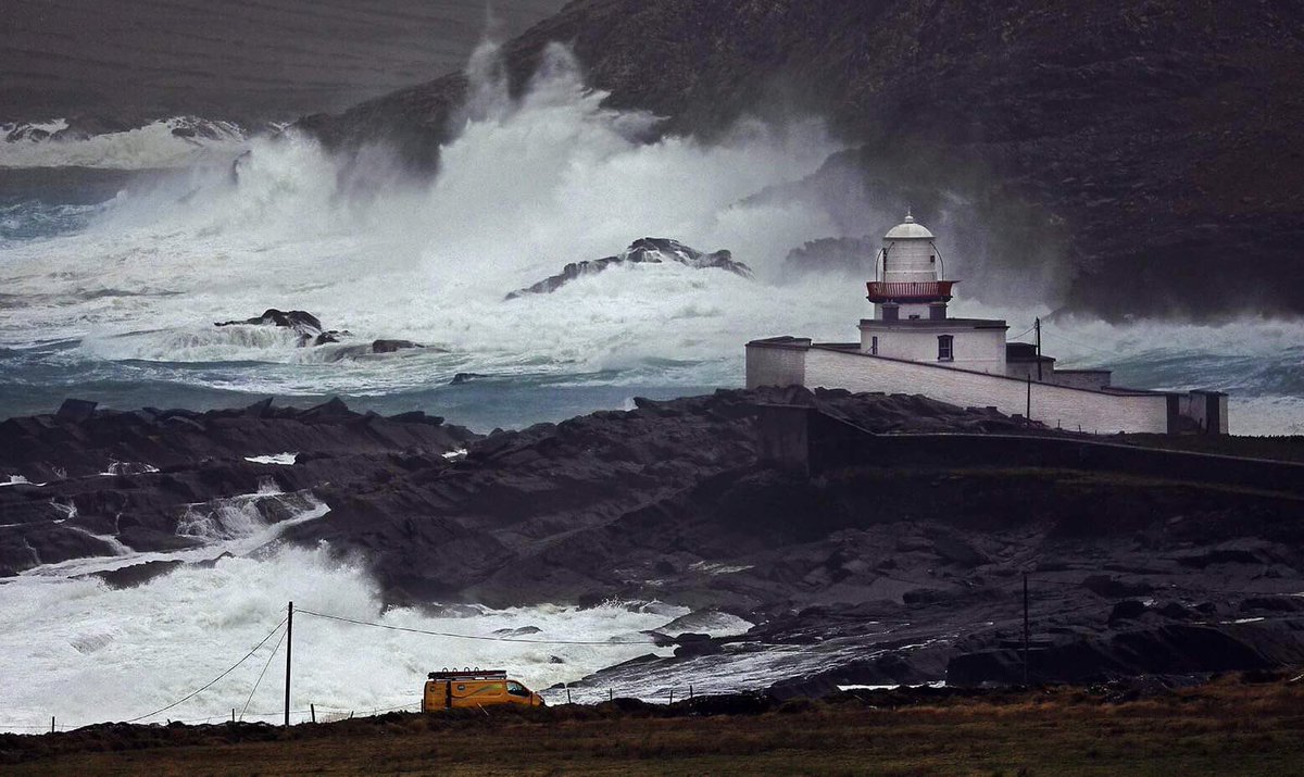 #stormEleanor <a href="/wildatlanticway/">Wild Atlantic Way</a> #esb crews arrive at #Valentia #island lighthouse Co.Kerry this afternoon <a href="/CorkKerryWinter/">CorkKerryWinterReady</a>