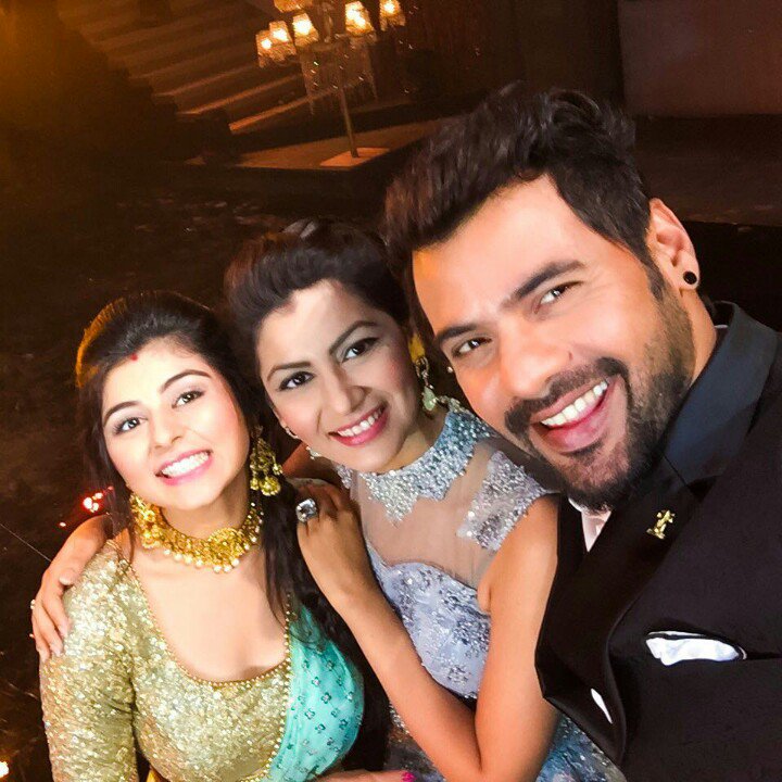 #KumkumBhagya <a href="/sritianne/">ً</a> with <a href="/SHABIRAHLUWALIA/">SHABIR AHLUWALIA</a> #AbhiGya 💜